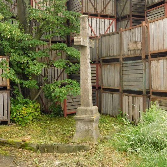 Kříž v zemědělském družstvu v Senožatech