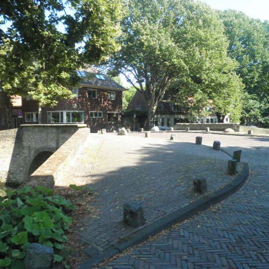 Gemetselde boogbrug over de burgwal