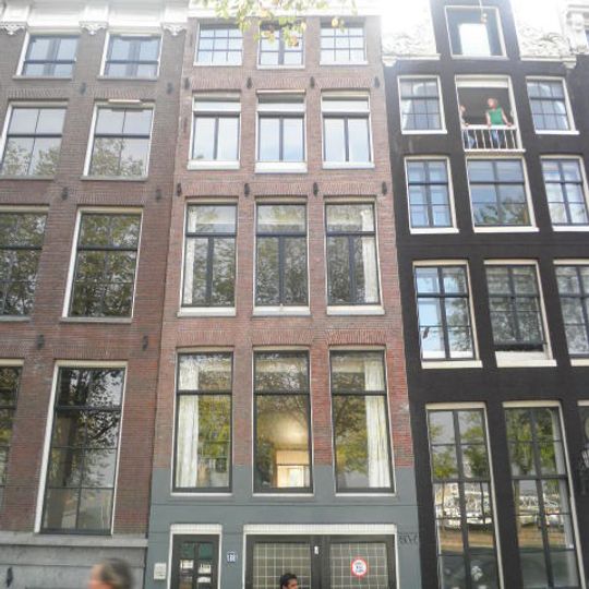 Pand met gevel onder rechte lijst met rozetten