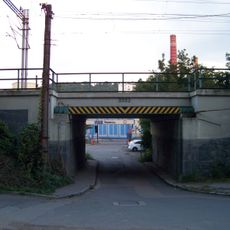 Železniční most přes Vltavskou ulici v Roztokách