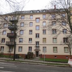 Wohnhaus in geschlossener Bebauung (bildet mit Weststraße 76 eine bauliche Einheit), mit Vorgarten Franz-Mehring-Straße 1