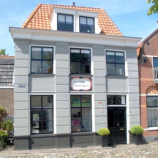 Gepleisterd hoekpand met verdieping en schilddak