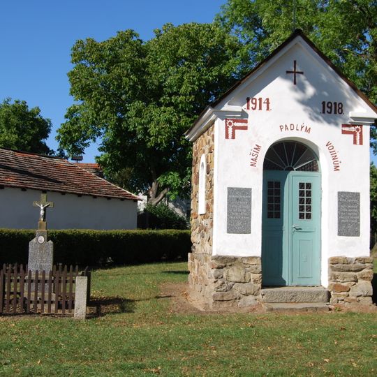 Kříž v Branicích u kaple