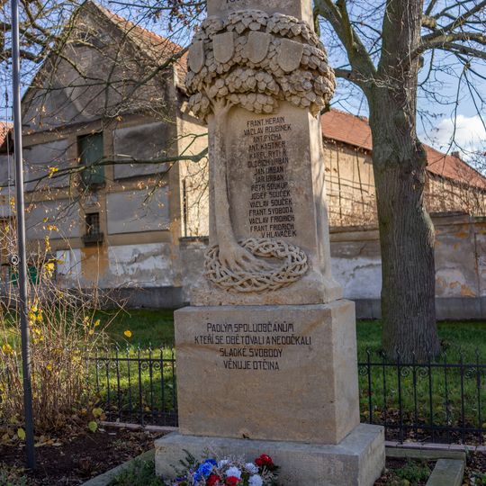 Pomník padlým v 1. sv. válce na návsi v Hlavenci