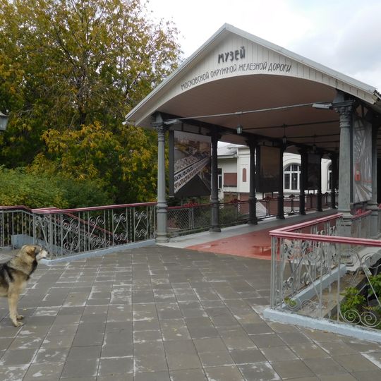 Pedestrian bridge at Presnya station