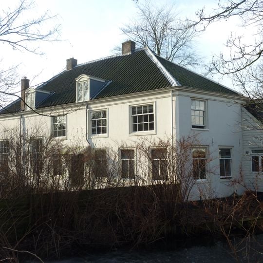 Pastorie; breed huis onder schilddak