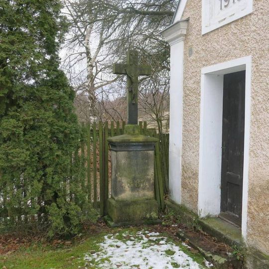 Kříž u kaple v Křižatkách