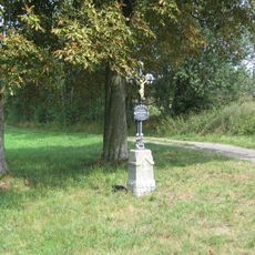 Kříž u silnice z Hněvkovic do Jiřic