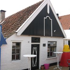 Pandje met houten voorschot waarin luik; deur goed