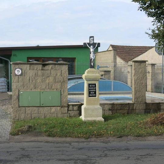 Kříž na rohu ulic Labský a Boleslavská v Chrástu u Tišic