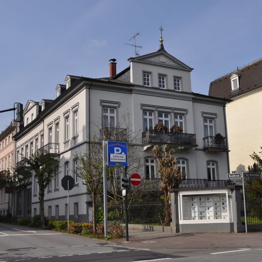 Villa und Nebengebäude