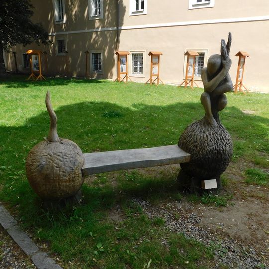 Dřevěná plastika rohaté lavičky