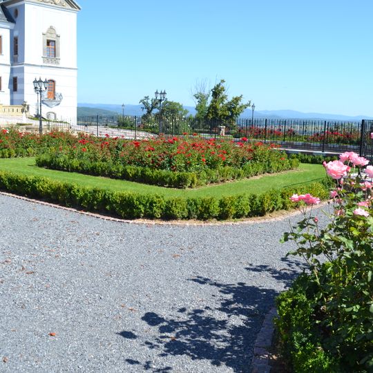 Kaštieľ Halič s areálom, rozárium