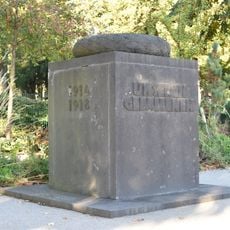 Zwei Gefallenenehrenmäler