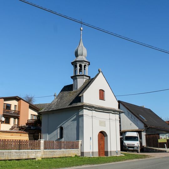 Kaple v Hrabišíně u hlavní silnice