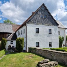 Am Liehnshof; Wohngebäude und Stall eines ehemaligen Dreiseithofes und Grundstückseinfriedung Karl-Weickert-Straße 8