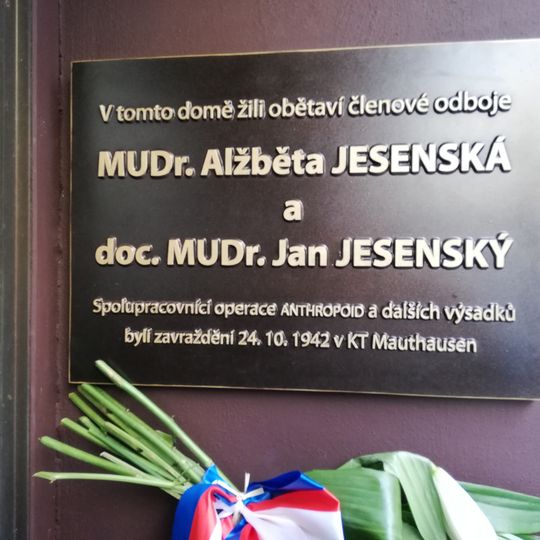 Pamětní deska Jana a Alžběty Jesenských na domě Skořepka 355/2 v Praze