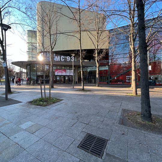 Parvis Lounès-Matoub