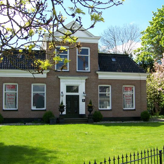 Woonhuis Dr. Nassaulaan 1 in sobere variant van de neo-klassicistische stijl