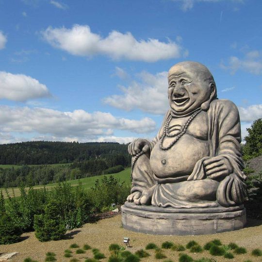 Socha Buddhy v areálu stavebnin na západním okraji Maršovic