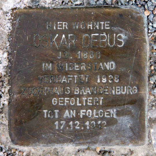 Stolperstein en memoria de Oskar Debus