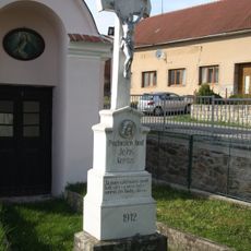 Kříž u kaple sv. Cyrila a Metoděje v Bohušicích
