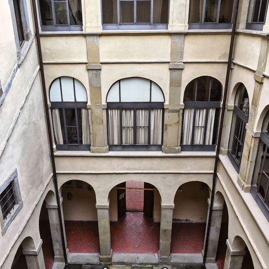 Chiostro interno del Palazzo delle Laudi