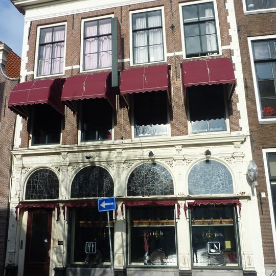 Pand met bakstenen gevel met rechte kroonlijst en natuurstenen hoeken