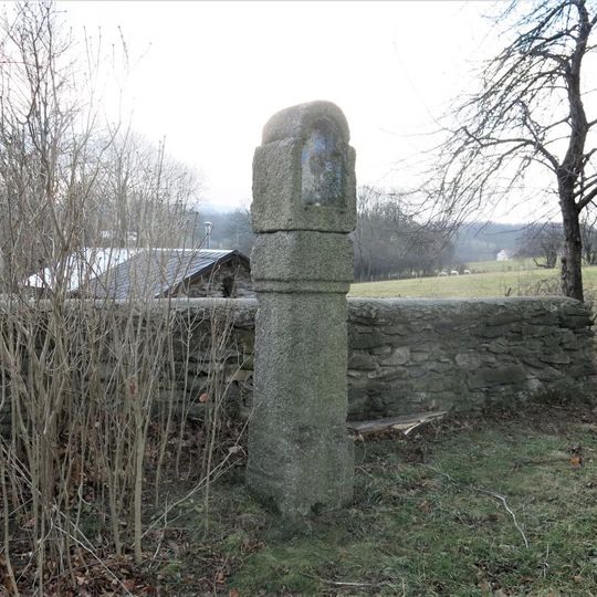 Boží muka u domu Luhová 1 na západním okraji Raspenavy