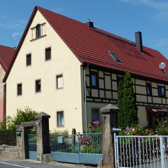 Wohnstallhaus eines Bauernhofes und zwei Torpfeiler der Hofzufahrt Pirnaer Straße 9
