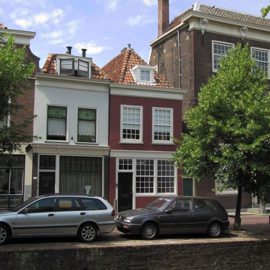 Pand onder schilddak en met eenvoudige lijstgevel