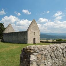 Ruina románskeho kostola, múr hradbový