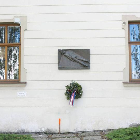 Pamětní deska obětem 2.světové války na domě Komenského náměstí 3 v Novém Městě na Moravě