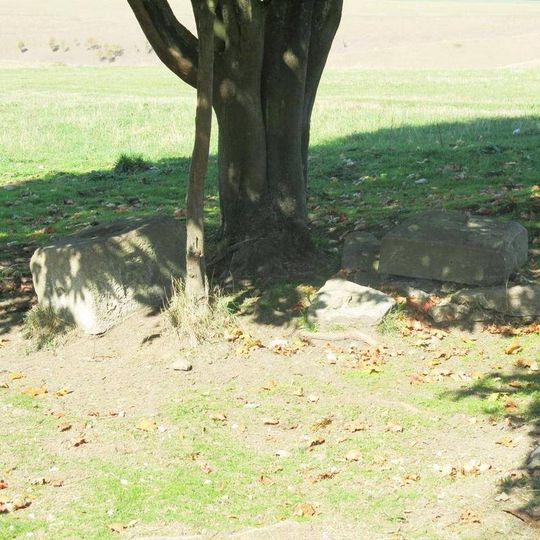 Rozvalený podstavec ulomeného kříže u cesty na pastviny nad Moldavou