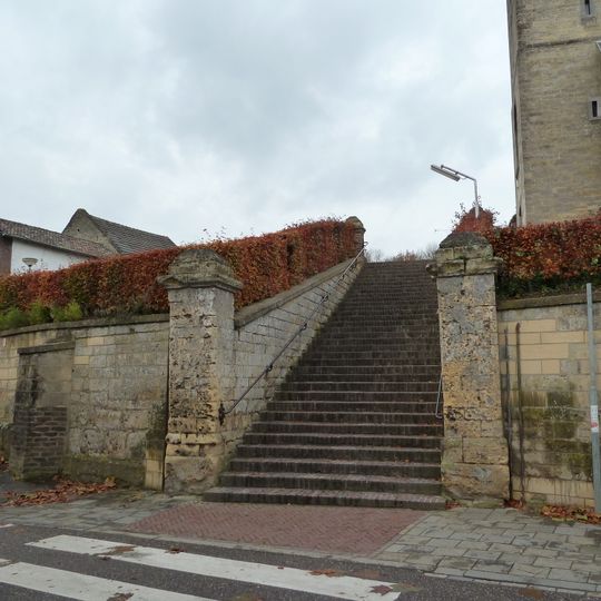 Retaining wall with brick staircase and four fence pillars as well as fence with fence pillars near Sint-Mauritiuskerk
