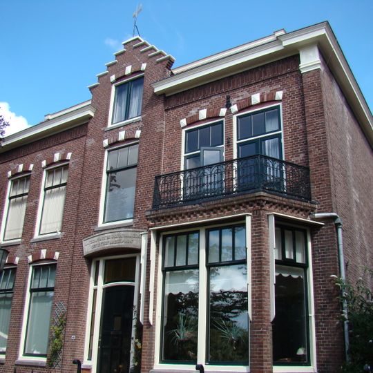 Rechthoekig pand onder pannen zadeldak tussen puntgevels