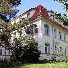Ehemaliges Wohnhaus für Oberbeamte (Einzeldenkmal zu ID-Nr. 09284584) Hufelandstraße 19