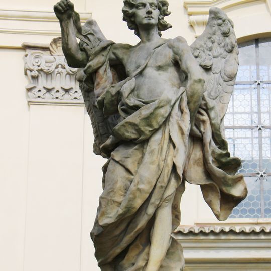 Socha Archanděla Gabriela na ohradní zdi kostela v Lysé nad Labem