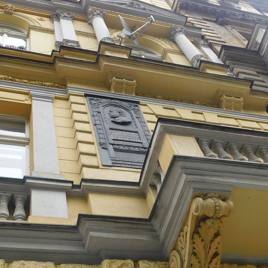 Pamětní deska Josefa Herolda na domě Francouzská 593/5 v Praze