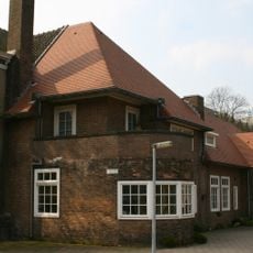 Twee poortgebouwen van het uitgebreide academische ziekenhuiscomplex, waarvan na sloop slechts enkele delen resteren