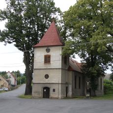 Kříž vedle kostela v Obecnici