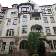 Mietshaus in geschlossener Bebauung mit Vorgarten Enzmannstraße 15