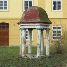 Gloriet (altán) u zámku ve Vrbičanech