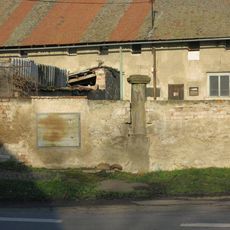 Kamenný sloup na rozcestí v Radovesicích