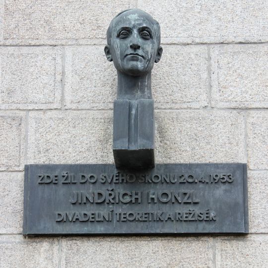 Busta Jindřicha Honzla v Lannově ulici v Praze