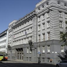 U dvoch levov, nápis pamätný