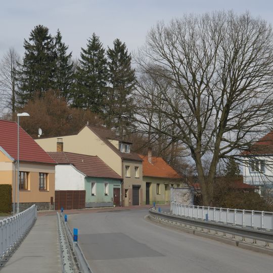 Most ulice Dr. Stejskala přes Spolský potok v Ledenicích