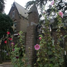 IJzeren hek tussen bakstenen pijlers als erfscheiding aan de straatzijde, behorend bij het complex 'St. Urbanuskerk te Nes aan de Amstel'