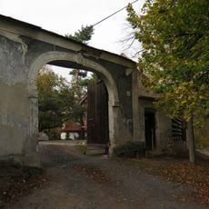 Špýchar a brána usedlosti čp. 13