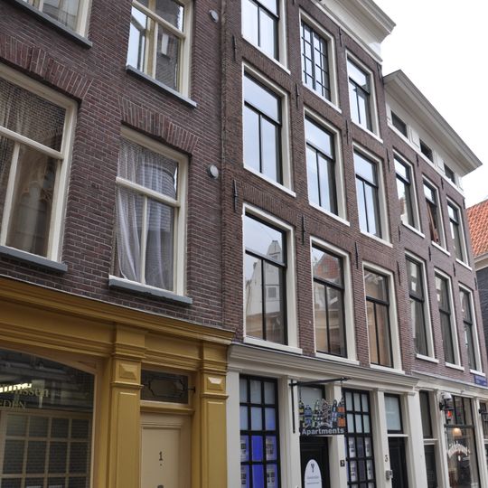 Pand met gevel onder rechte lijst